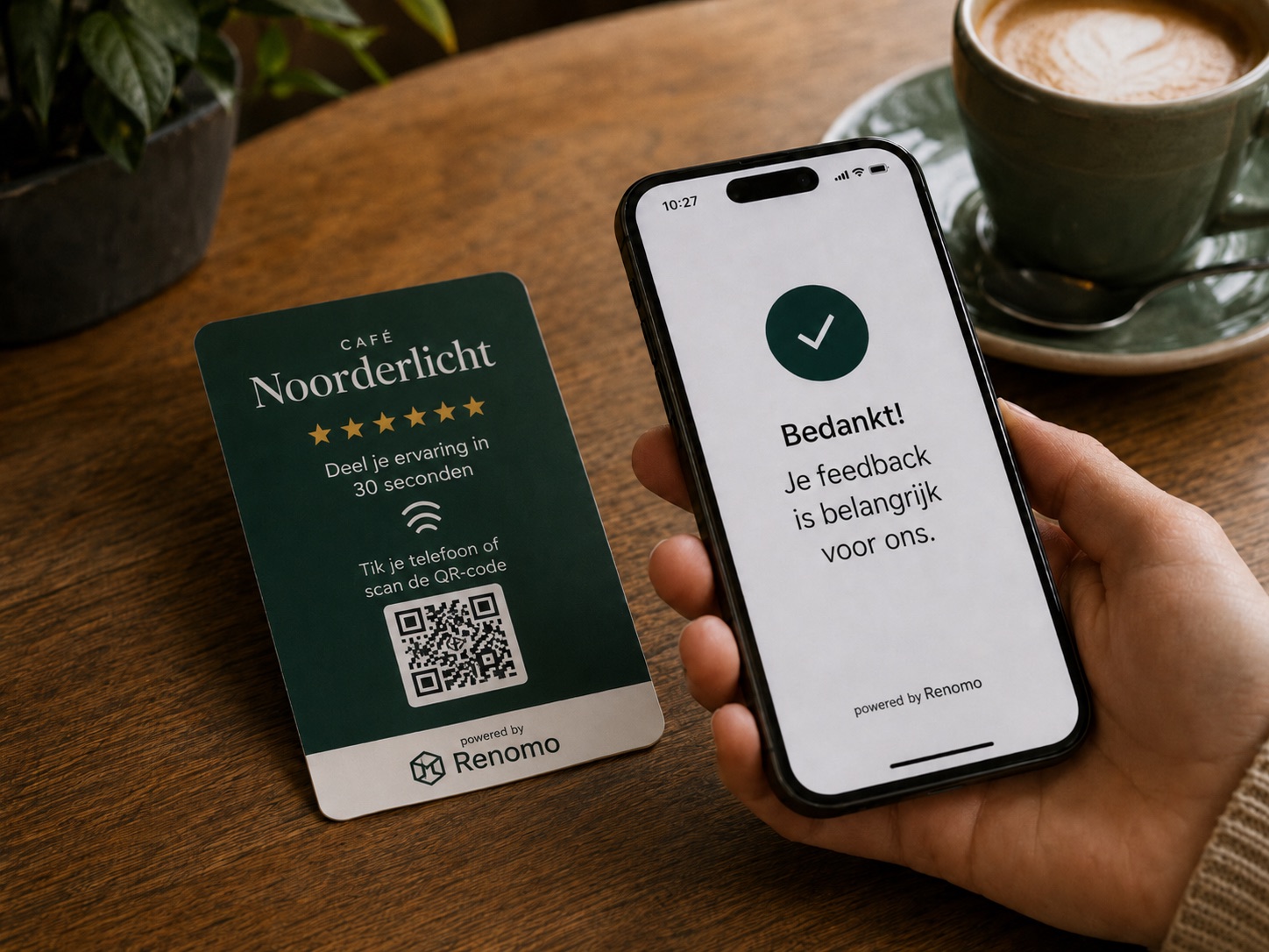 Klant tikt zijn telefoon tegen een Renomo-kaartje in een café