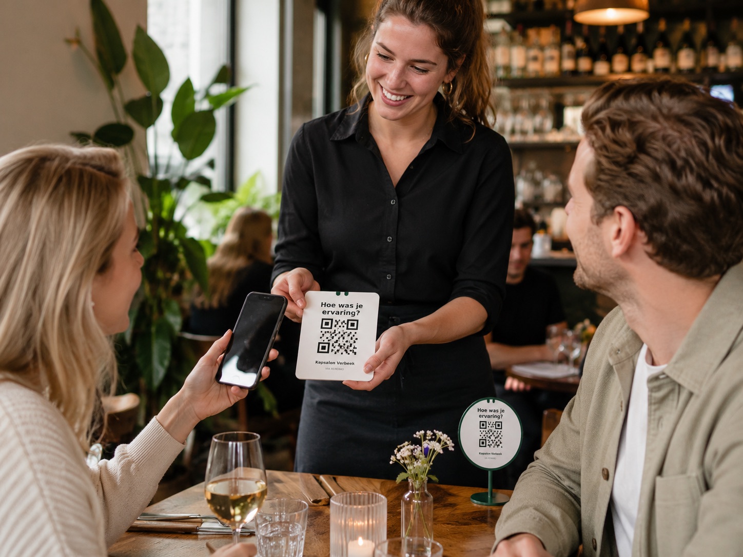 NFC/QR-kaartje met 'Hoe was je ervaring?' op tafel bij een lokale zaak