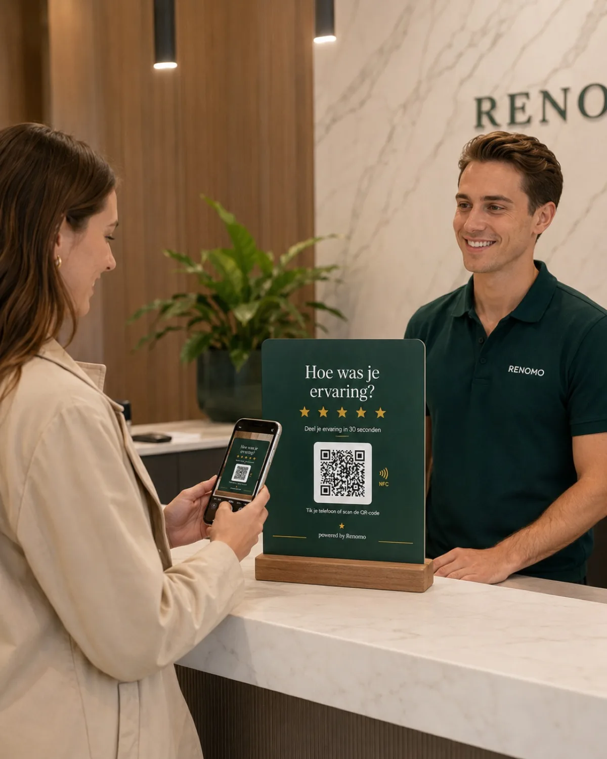Een klant tikt haar telefoon tegen een Renomo-reviewstandaard aan de balie